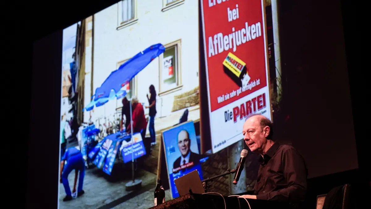 Martin Sonneborn erzählt im Sudhaus über "Die Partei" und deren Kampagnen, unterstützt mit Bildern.