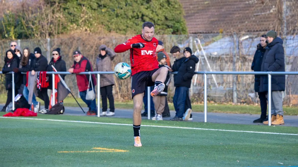 1.Göppinger SV (rot) vs. Calcio Leinfelden-Echterdingen (blau), Fußball, Freundschaftsspiel, wfv, Saison 2025/2026, Kunstrasenplatz Nord, Hohenstaufenstr. 116, 73033 Göppingen, 24.01.2026 - 14:00 Uhr: Kevin Dicklhuber (1.Göppinger SV #30)
1.Göppinger SV (rot) vs. Calcio Leinfelden-Echterdingen (blau), Fußball, Freundschaftsspiel, wfv, Saison 2025/2026, Kunstrasenplatz Nord, Hohenstaufenstr. 116, 73033 Göppingen, 24.01.2026 - 14:00 Uhr,
Foto: PhotoPeet-Sportfotografie/Peter Harich