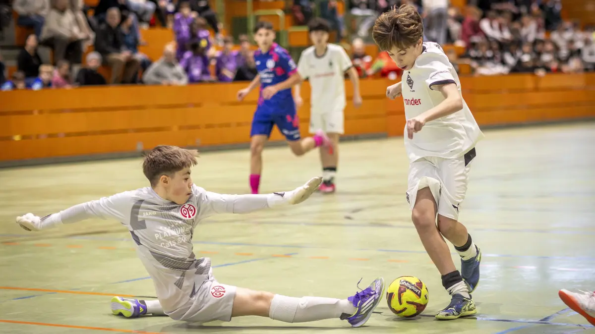 Fußball, Nachwuchs: Das internationale Blausteiner Turnier der U14 am Samstag - So lief das Turnier in der Lixsporthalle