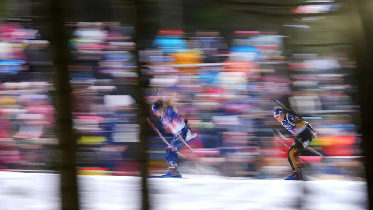 Biathlon: Weltcup in Tschechien: 24.01.2026, Tschechien, Nove Mesto na Morave: Biathlon: Weltcup, Einzel-Staffel, Mixed. Jeanne Richard (Frankreich, l) und Marlene Fichtner (Deutschland) treten beim Biathlon-Weltcup an. Foto: Petr David Josek/AP/dpa +++ dpa-Bildfunk +++