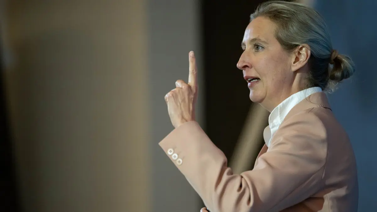 Mandatsträgerkongress der AfD in NRW: 24.01.2026, Nordrhein-Westfalen, Mülheim an der Ruhr: Die AfD-Bundesvorsitzende Alice Weidel steht auf der Bühne und spricht zu den Teilnehmern. Zum Mandatsträgerkongress der AfD in Nordrhein-Westfalen unter anderem mit der Bundesvorsitzenden Weidel wurden mehrere hundert Teilnehmer erwartet. Foto: Fabian Strauch/dpa +++ dpa-Bildfunk +++