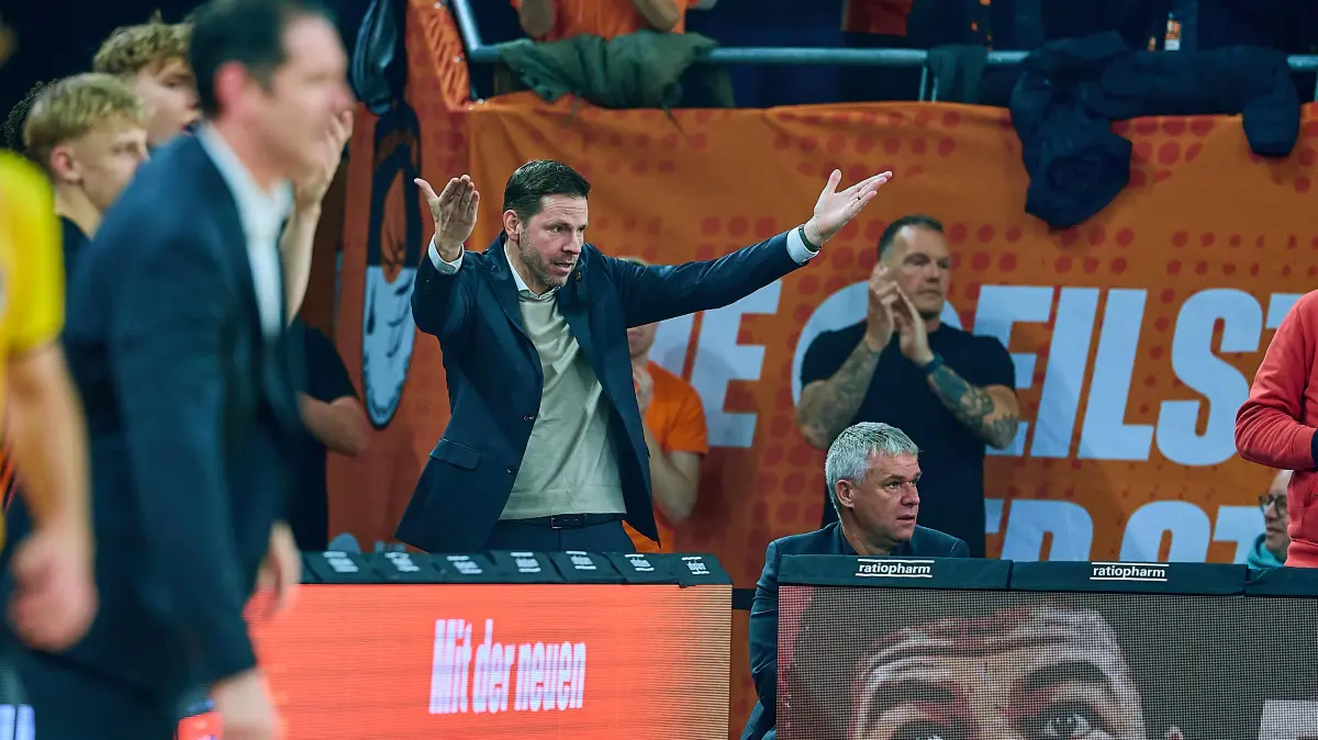 GER, ratiopharm ulm vs. MLP Academics Heidelberg, Basketball, 17. Spieltag, EasyCredit Bundesliga, Spielzeit 2025/2026, 24.01.2026 : Thorsten Leibenath (ratiopharm ulm, Sportdirektor) regt sich auf, rechts Dr. Thomas Stoll (ratiopharm ulm, Geschaeftsfuehrer)
GER, ratiopharm ulm vs. MLP Academics Heidelberg, Basketball, 17. Spieltag, EasyCredit Bundesliga, Spielzeit 2025/2026, 24.01.2026
Foto: Eibner-Pressefoto/Gerald Oelze-de Stoppany