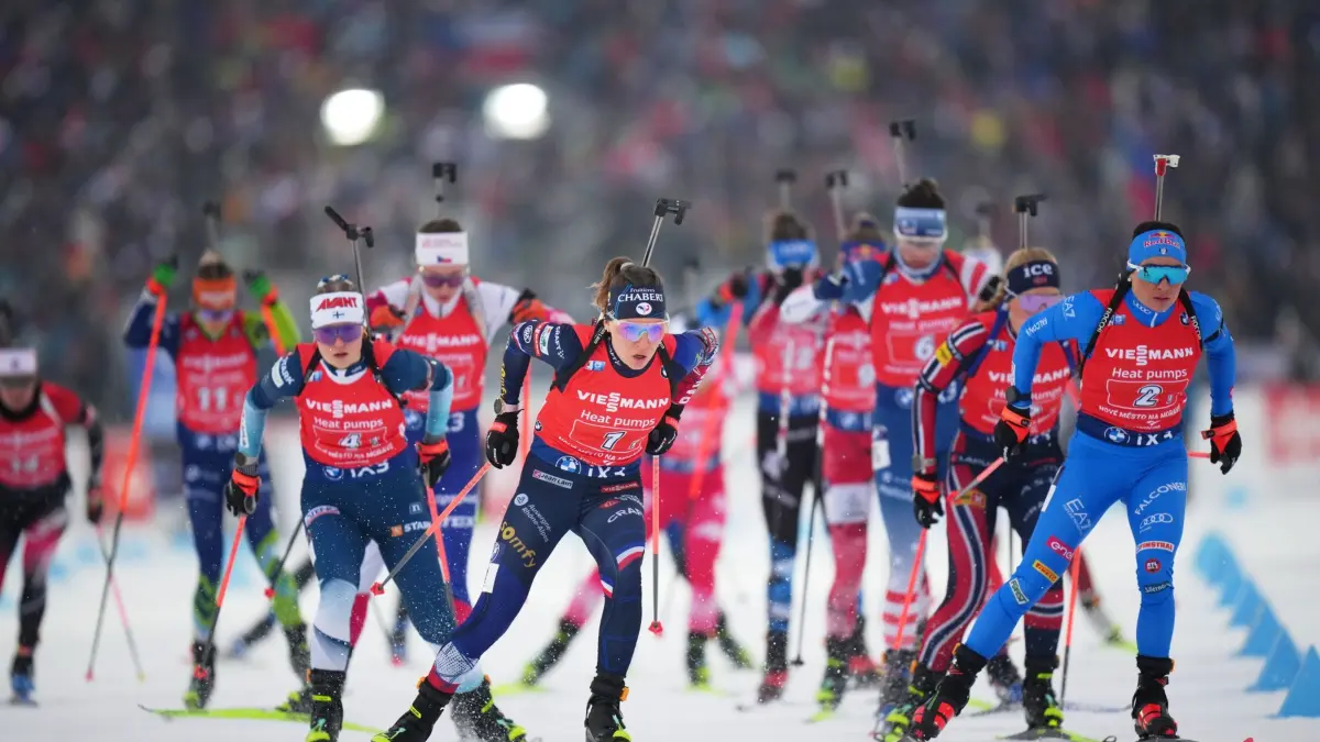 Biathlon: Weltcup in Tschechien: 24.01.2026, Tschechien, Nove Mesto na Morave: Biathlon: Weltcup, Staffel 4 x 6 km, Mixed, die Französin Oceane Michelon (M) und die Italienerin Dorothea Wierer (r) in Aktion. Foto: Petr David Josek/AP/dpa +++ dpa-Bildfunk +++
