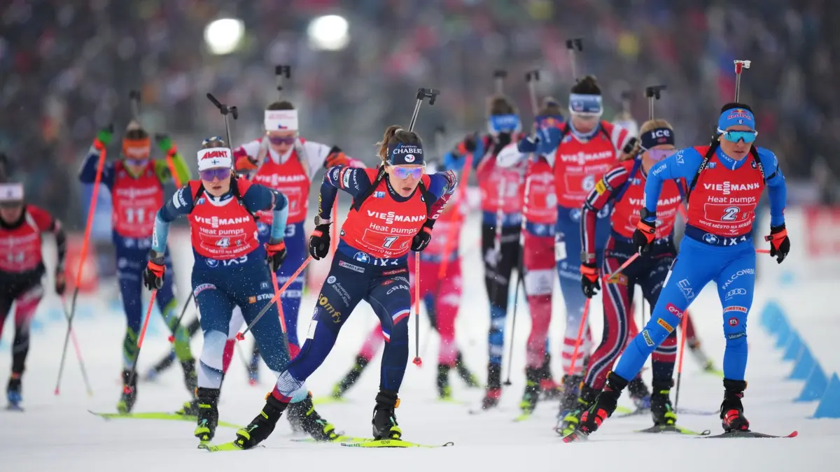 Biathlon: Weltcup in Tschechien: 24.01.2026, Tschechien, Nove Mesto na Morave: Biathlon: Weltcup, Staffel 4 x 6 km, Mixed, die Französin Oceane Michelon (M) und die Italienerin Dorothea Wierer (r) in Aktion. Foto: Petr David Josek/AP/dpa +++ dpa-Bildfunk +++