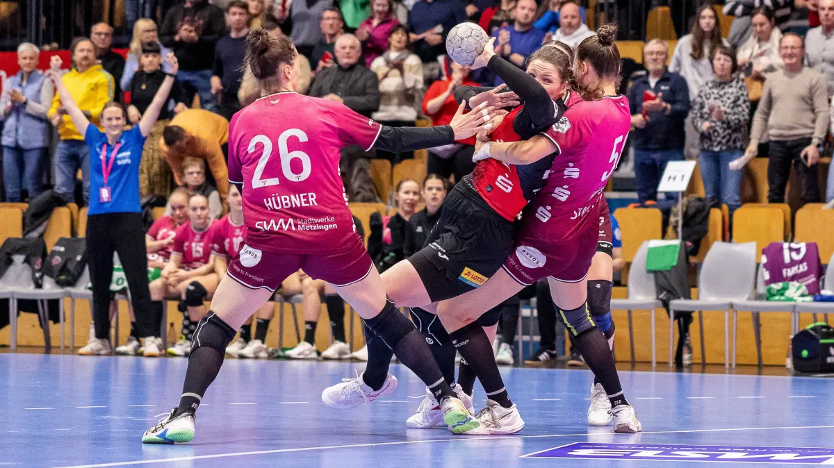 GER, BSV Sachsen Zwickau vs. TuS Metzingen, Handball, Bundesliga Frauen, 14. Spieltag, Saison 2025/2026, 24.01.2026: Svenja Huebner (TuS Metzingen, #26) und Carolin Huebner (TuS Metzingen, #56) bei der Abwehrarbeit
GER, BSV Sachsen Zwickau vs. TuS Metzingen, Handball, Bundesliga Frauen, 14. Spieltag, Saison 2025/2026, 24.01.2026
Foto: Eibner-Pressefoto/Marko Unger