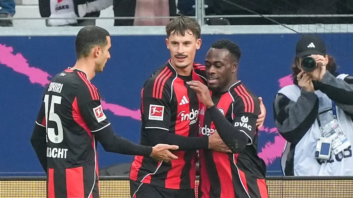 Eintracht Frankfurt - TSG 1899 Hoffenheim: 24.01.2026, Hessen, Frankfurt/M.: Fußball: Bundesliga, Eintracht Frankfurt - TSG 1899 Hoffenheim, 19. Spieltag, Deutsche Bank Park. Arnaud Kalimuendo (Eintracht Frankfurt, r) jubelt über sein Tor zum 1:0 mit mit Ellyes Skhiri (Eintracht Frankfurt, l) und Robin Koch (Eintracht Frankfurt). Foto: Marc Schüler/dpa - WICHTIGER HINWEIS: Gemäß den Vorgaben der DFL Deutsche Fußball Liga bzw. des DFB Deutscher Fußball-Bund ist es untersagt, in dem Stadion und/oder vom Spiel angefertigte Fotoaufnahmen in Form von Sequenzbildern und/oder videoähnlichen Fotostrecken zu verwerten bzw. verwerten zu lassen. +++ dpa-Bildfunk +++