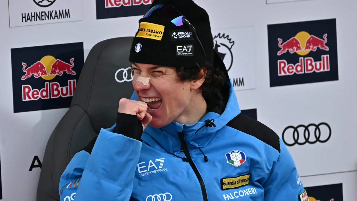 Winner Italy's Giovanni Franzoni celebrates at the end of the Men's Downhill event of the FIS Alpine Skiing World Cup in Kitzbuhel, Austria, on January 24, 2026. (Photo by Joe Klamar / AFP)