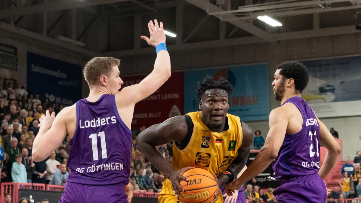 GER, Tigers Tuebingen vs. BG Goettingen, Basketball, Herren, Barmer 2. Basketball Bundesliga, ProA, 19. Spieltag, Spielzeit 2025/2026, 24.01.2026: v.li. Robin Lodders (BG Goettingen, #11), Melkisedek Moreaux (Tigers Tuebingen #23), Zach Jackson (BG Goettingen, #21),
GER, Tigers Tuebingen vs. BG Goettingen, Basketball, Herren, Barmer 2. Basketball Bundesliga, ProA, 19. Spieltag, Spielzeit 2025/2026, 24.01.2026,
Foto: Eibner-Pressefoto/Wolfgang Frank