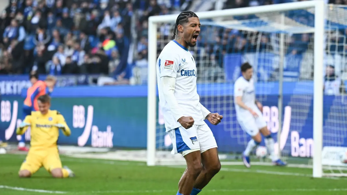 Karlsruher SC - Hertha BSC: 24.01.2026, Baden-Württemberg, Karlsruhe: Fußball: 2. Bundesliga, Karlsruher SC - Hertha BSC, 19. Spieltag, BBBank Wildpark. Jeremy Dudziak (Hertha BSC) freut sich über den Treffer zum 2:2. Foto: Bernd Weißbrod/dpa - WICHTIGER HINWEIS: Gemäß den Vorgaben der DFL Deutsche Fußball Liga bzw. des DFB Deutscher Fußball-Bund ist es untersagt, in dem Stadion und/oder vom Spiel angefertigte Fotoaufnahmen in Form von Sequenzbildern und/oder videoähnlichen Fotostrecken zu verwerten bzw. verwerten zu lassen. +++ dpa-Bildfunk +++