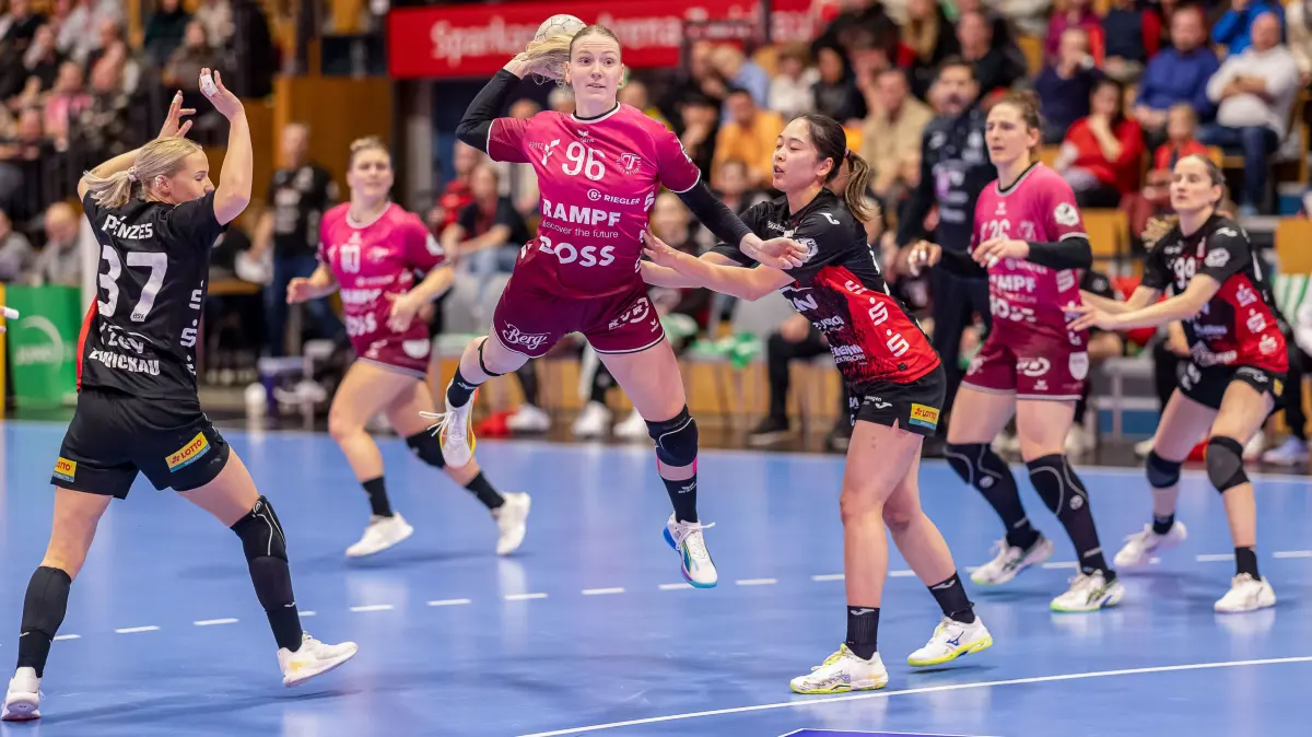 GER, BSV Sachsen Zwickau vs. TuS Metzingen, Handball, Bundesliga Frauen, 14. Spieltag, Saison 2025/2026, 24.01.2026: Charlota Cholevova (TuS Metzingen, #96) beim Wurf
GER, BSV Sachsen Zwickau vs. TuS Metzingen, Handball, Bundesliga Frauen, 14. Spieltag, Saison 2025/2026, 24.01.2026
Foto: Eibner-Pressefoto/Marko Unger
