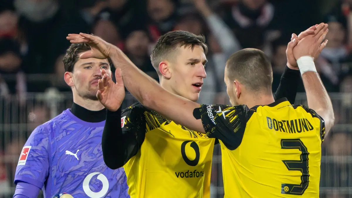 1. FC Union Berlin - Borussia Dortmund: 24.01.2026, Berlin: Fußball: Bundesliga, 1. FC Union Berlin - Borussia Dortmund, 19. Spieltag, An der Alten Försterei, Torwart Gregor Kobel (l-r, Borussia Dortmund), Nico Schlotterbeck (Borussia Dortmund) und Waldemar Anton (Borussia Dortmund) klatschen nach dem Schlusspfiff ab. Foto: Soeren Stache/dpa - WICHTIGER HINWEIS: Gemäß den Vorgaben der DFL Deutsche Fußball Liga bzw. des DFB Deutscher Fußball-Bund ist es untersagt, in dem Stadion und/oder vom Spiel angefertigte Fotoaufnahmen in Form von Sequenzbildern und/oder videoähnlichen Fotostrecken zu verwerten bzw. verwerten zu lassen. +++ dpa-Bildfunk +++