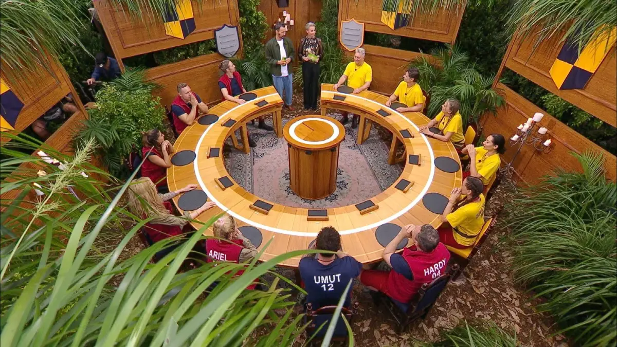 Zwölf Promis kämpfen im „Dschungelcamp“ 2026 um den Sieg – zunächst in zwei Teams.