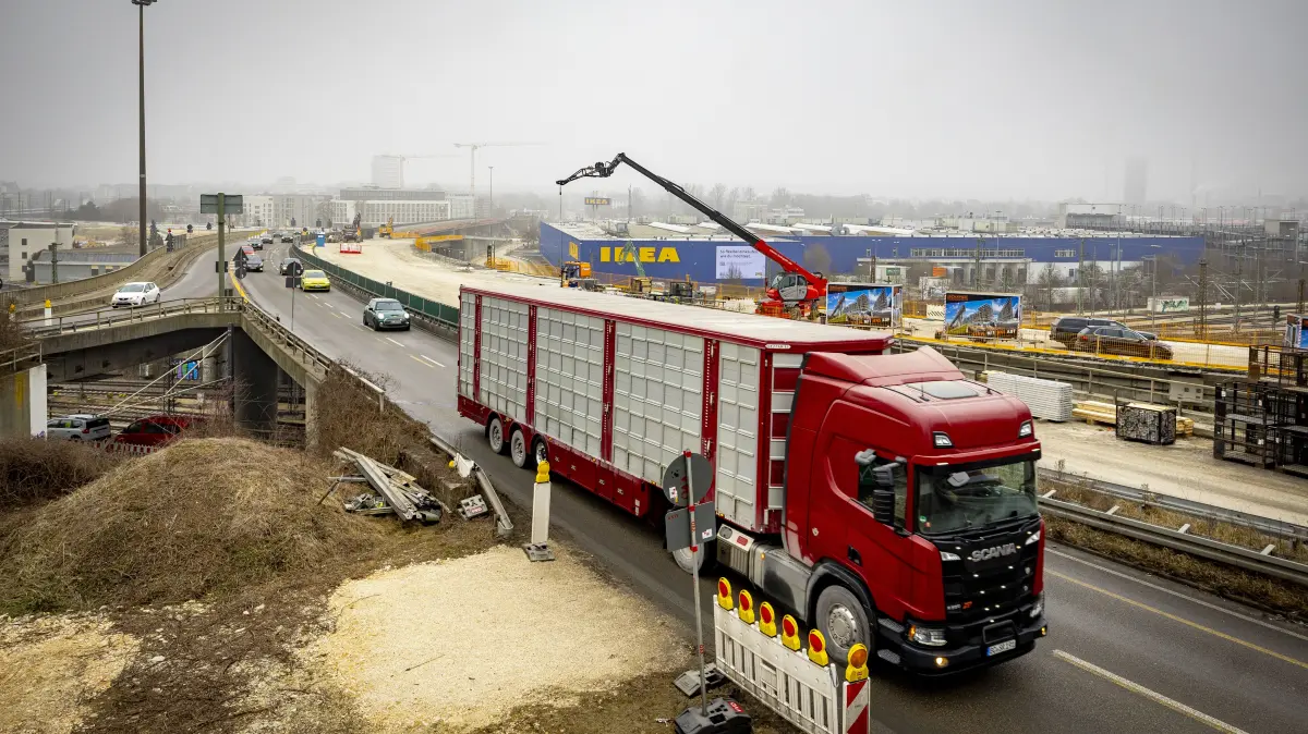Brücke über das Blaubeurer Tor seit Samstagnacht gesperrt, Verkehr wird umgeleitet über die neue Unterführung
