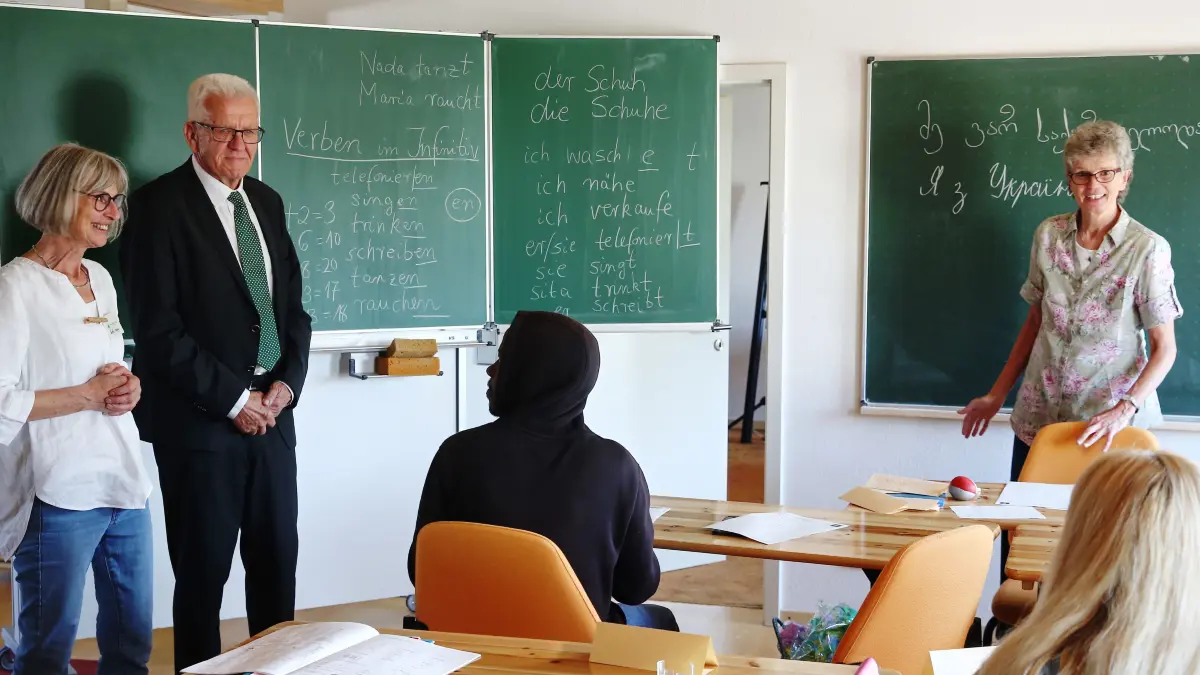 Ministerpräsident Winfried Kretschmann hat sich bei seinem Besuch im Refugio im September 2024 persönlich ein Bild von den Sprachkursen im Refugio gemacht. Jetzt werden die Sprachkurse vom Land gefördert, um neue Lernmethoden einzuführen und zu erproben.