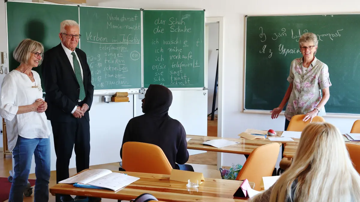 Ministerpräsident Winfried Kretschmann hat sich bei seinem Besuch im Refugio im September 2024 persönlich ein Bild von den Sprachkursen im Refugio gemacht. Jetzt werden die Sprachkurse vom Land gefördert, um neue Lernmethoden einzuführen und zu erproben.