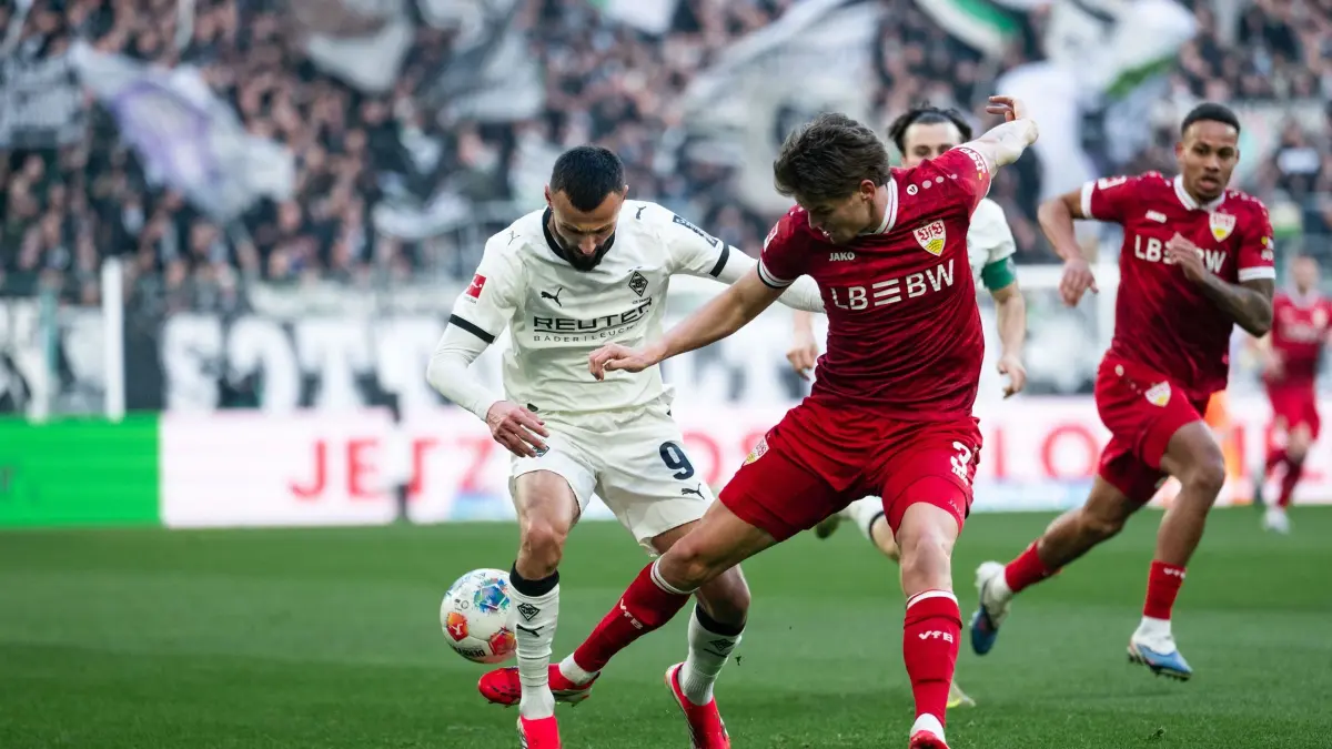 Borussia Mönchengladbach - VfB Stuttgart: 25.01.2026, Nordrhein-Westfalen, Mönchengladbach: Fußball, Männer, Bundesliga, 19. Spieltag, Borussia Mönchengladbach - VfB Stuttgart, Stadion im Borussia-Park: Franck Honorat (l, Borussia Mönchengladbach) und Ramon Hendriks (VfB Stuttgart) kämpfen um den Ball. Foto: Marius Becker/dpa - WICHTIGER HINWEIS: Gemäß den Vorgaben der DFL Deutsche Fußball Liga bzw. des DFB Deutscher Fußball-Bund ist es untersagt, in dem Stadion und/oder vom Spiel angefertigte Fotoaufnahmen in Form von Sequenzbildern und/oder videoähnlichen Fotostrecken zu verwerten bzw. verwerten zu lassen. +++ dpa-Bildfunk +++