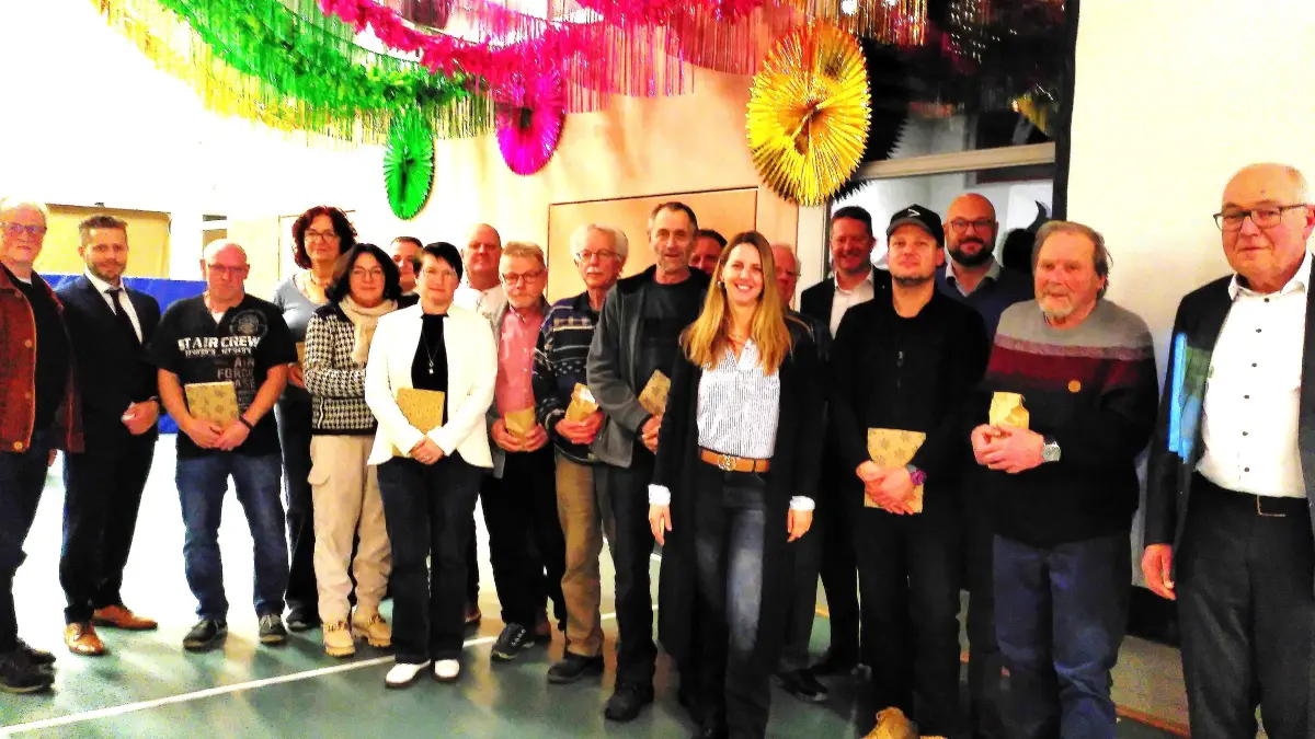 Beim Stettener Bürgertreff: die geehrten Grünpaten, Ortschaftsräte, Ortsvorsteher Otto Pflumm und Bürgermeister Philipp Hahn.