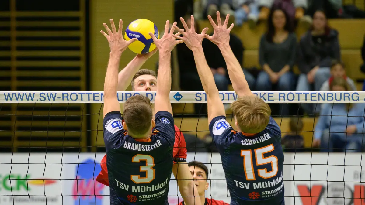 TV Rottenburg vs. TSV Muehldorf, Volleyball, 2. Bundesliga Sued, 15. Spieltag, Spiel 5592, Saison 2025/2026, 24.01.2026: im Angriff: Niklas Lichtenauer (TV Rottenburg, #08), im Block: Thomas Brandstetter (TSV Muehldorf, #03), Moritz Schreiber (TSV Muehldorf, #15)
TV Rottenburg vs. TSV Muehldorf, Volleyball, 2. Bundesliga Sued, 15. Spieltag, Spiel 5592, Saison 2025/2026, 24.01.2026,
Foto: Eibner-Pressefoto/Ralph Kunze