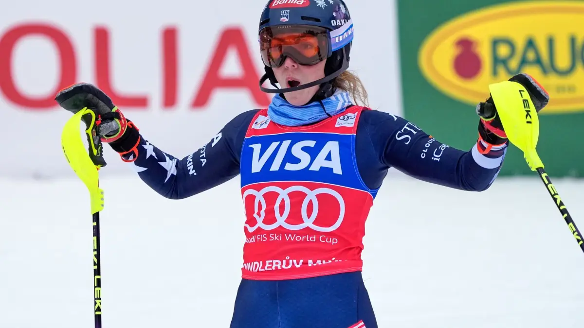 Ski alpin: Weltcup in Spindlermühle: 25.01.2026, Tschechien, Spindleruv Mlyn: Ski alpin: Weltcup, Slalom, Frauen. Die US-Amerikanerin Mikaela Shiffrin reagiert nach ihrem Sieg. Foto: Giovanni Auletta/AP/dpa +++ dpa-Bildfunk +++
