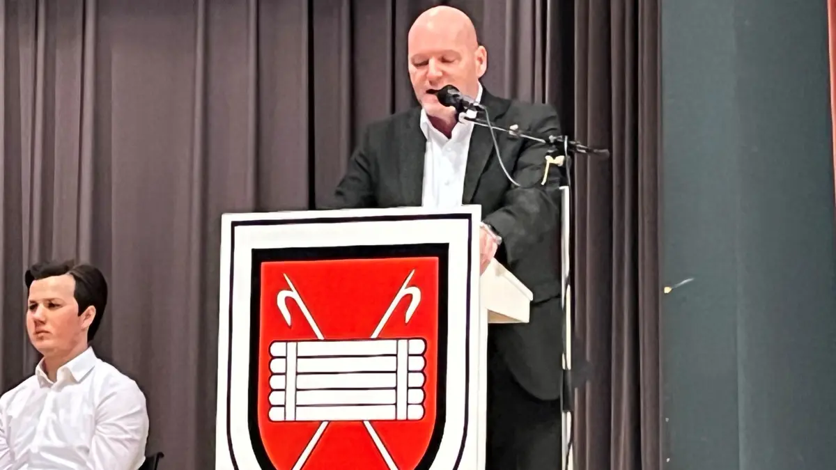 Neujahrsempfang der Stadt Gaildorf 2026. BUs: 1 Ein Trompetenensemble der Musikschule Schwäbischer Wald-Limpurger Land unter der Leitung von Jan-Peter Scheurer unterhält die etwa 150 Besuchenden. 2 Den Blick fest auf sein Konzept gerichtet, liest Bürgermeister Stephen Brauer die Bilanz seiner ersten Monate im Amt und den Ausblick aufs laufende Jahr vor. 3 Antonio Costa und Elke Hess suchen Mitsängerinnen und Mitsänger für ein Musical-Projekt des Liederkranzes Gaildorf. 4 Bei der Vorstellung der Vereine im Kerner-Saal gibt es an Gemeinschaftsständen interessante Mischungen verschiedener Interessen. 5 Von etwa 300 Menschen, die im vergangenen Jahr nach Gaildorf gezogen sind, sind gut zehn zum Neujahrsempfang gekommen. Sie erhalten eine Mappe mit Infos über die Stadt und ihre Vereine. 6 18 Menschen aus Gaildorf können für eine Vielzahl an Blutspenden geehrt werden. Auf dem Bild sind die beim Neujahrsempang anwesenden Geehrten mit Maximilian Siegele vom Roten Kreuz (links).