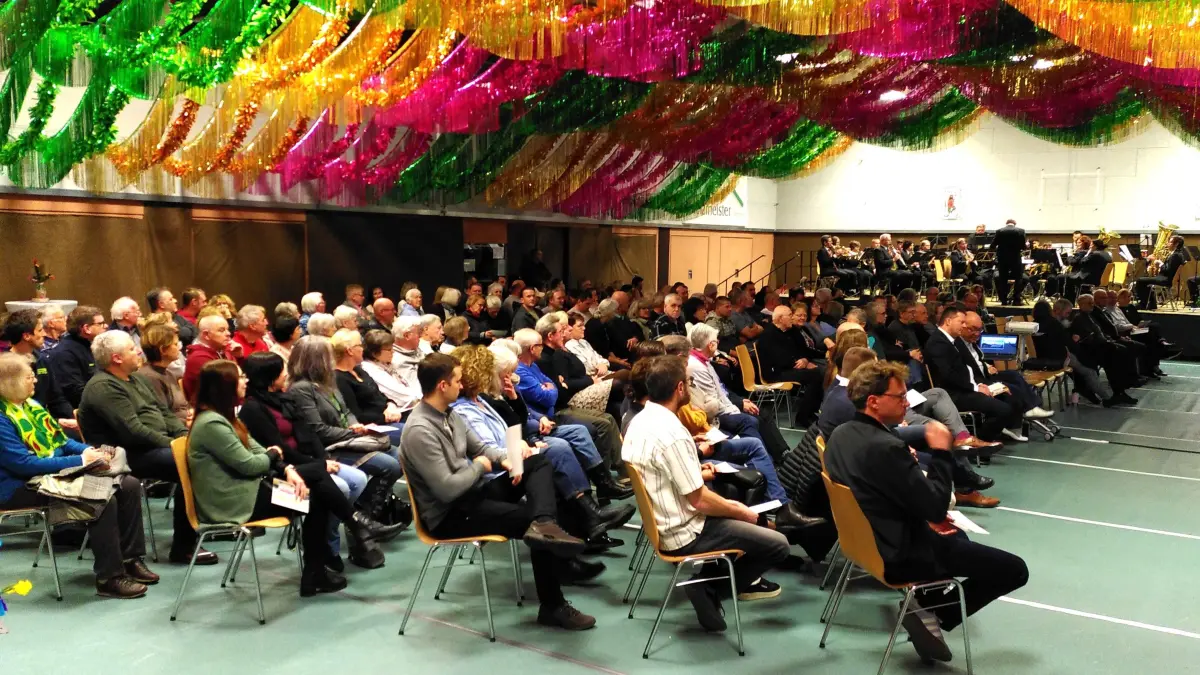 Ein letztes Mal närrisch geschmückt: die baufällige Stettener Turn- und Festhalle, die beim Neujahrsbürgertreff sehr gut besucht war.