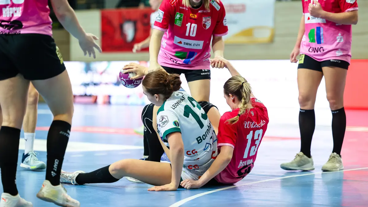 SV Union Halle-Neustadt vs. FRISCH AUF Goeppingen, Handball, 1. Alsco Handball Bundesliga Frauen, 14. Spieltag, Saison 2025/2026, 24.01.2026: Aylin Bornhardt (FRSICH AUF Goeppingen, #13) und Madeleine Oestlund (SV Union Halle-Neustadt, #13) am Boden, Viktoria Marksteiner (SV Union Halle-Neustadt, #10),
SV Union Halle-Neustadt vs. FRISCH AUF Goeppingen, Handball, 1. Alsco Handball Bundesliga Frauen, 14. Spieltag, Saison 2025/2026, 24.01.2026,
Foto: Eibner-Pressefoto/Laura Roemer