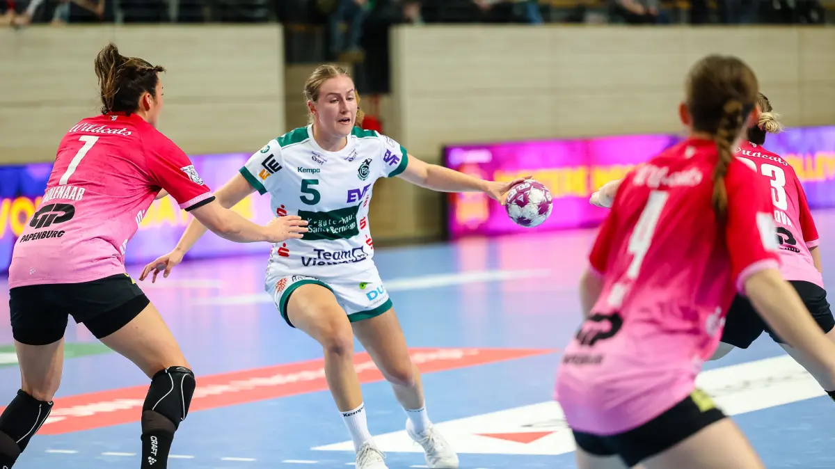 SV Union Halle-Neustadt vs. FRISCH AUF Goeppingen, Handball, 1. Alsco Handball Bundesliga Frauen, 14. Spieltag, Saison 2025/2026, 24.01.2026: Ann Kynast (FRSICH AUF Goeppingen, #05) am Ball gegen Engelina Alida Corona Molenaar (SV Union Halle-Neustadt, #07),
SV Union Halle-Neustadt vs. FRISCH AUF Goeppingen, Handball, 1. Alsco Handball Bundesliga Frauen, 14. Spieltag, Saison 2025/2026, 24.01.2026,
Foto: Eibner-Pressefoto/Laura Roemer