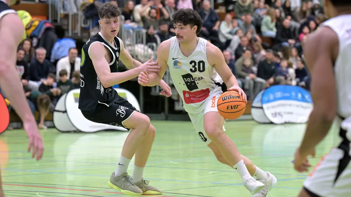 Basketball RL | TSG Reutlingen vs. Team Ehingen Urspring: Basketball 1. RL | TSG Solcom Ravens Reutlingen (weiss) vs. Team Ehingen Urspring (schwarz) // 2026-01-25 // Foto: Joachim Baur // #30 Aike Bensmann (TSG Reutlingen) / #20 Julien Lemke (Team Ehingen Urspring)