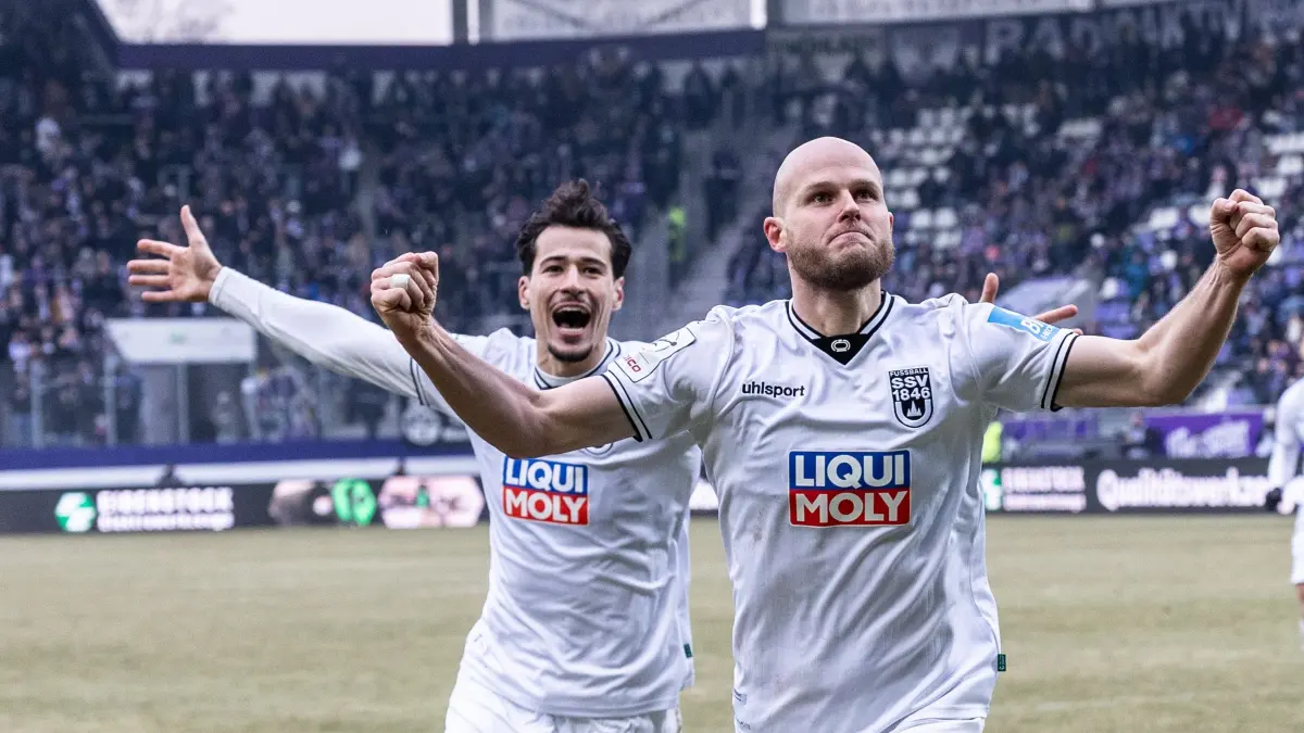 24.01.2026, Fussball, Saison 2025/2026, 3. Liga, eins Erzgebirgsstadion Aue Bad-Schlema, 21. Spieltag, FC Erzgebirge Aue - SSV Ulm 1846 Fußball, Torschuss Torjubel Jubel Freude nach Treffer Tor Torschuss zum 0:1 durch 21 Marcel Seegert (SSV Ulm 1846 Fußball). v.l. 27 Lukas Mazagg (SSV Ulm 1846 Fußball), 21 Marcel Seegert (SSV Ulm 1846 Fußball)
Foto: Lucca Fundel