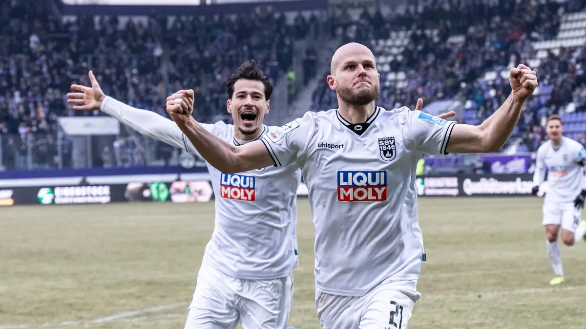 24.01.2026, Fussball, Saison 2025/2026, 3. Liga, eins Erzgebirgsstadion Aue Bad-Schlema, 21. Spieltag, FC Erzgebirge Aue - SSV Ulm 1846 Fußball, Torschuss Torjubel Jubel Freude nach Treffer Tor Torschuss zum 0:1 durch 21 Marcel Seegert (SSV Ulm 1846 Fußball). v.l. 27 Lukas Mazagg (SSV Ulm 1846 Fußball), 21 Marcel Seegert (SSV Ulm 1846 Fußball)
Foto: Lucca Fundel