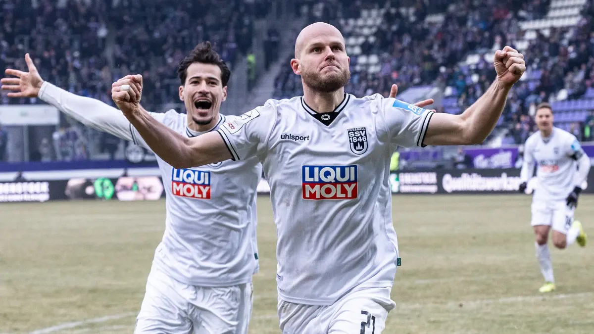 24.01.2026, Fussball, Saison 2025/2026, 3. Liga, eins Erzgebirgsstadion Aue Bad-Schlema, 21. Spieltag, FC Erzgebirge Aue - SSV Ulm 1846 Fußball, Torschuss Torjubel Jubel Freude nach Treffer Tor Torschuss zum 0:1 durch 21 Marcel Seegert (SSV Ulm 1846 Fußball). v.l. 27 Lukas Mazagg (SSV Ulm 1846 Fußball), 21 Marcel Seegert (SSV Ulm 1846 Fußball)
Foto: Lucca Fundel
