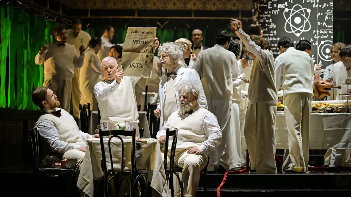 Wer geht auf Albert Einsteins Zeitreise in unheilvollen Zeiten? "Der Chronoplan" am Staatstheater Mainz.
