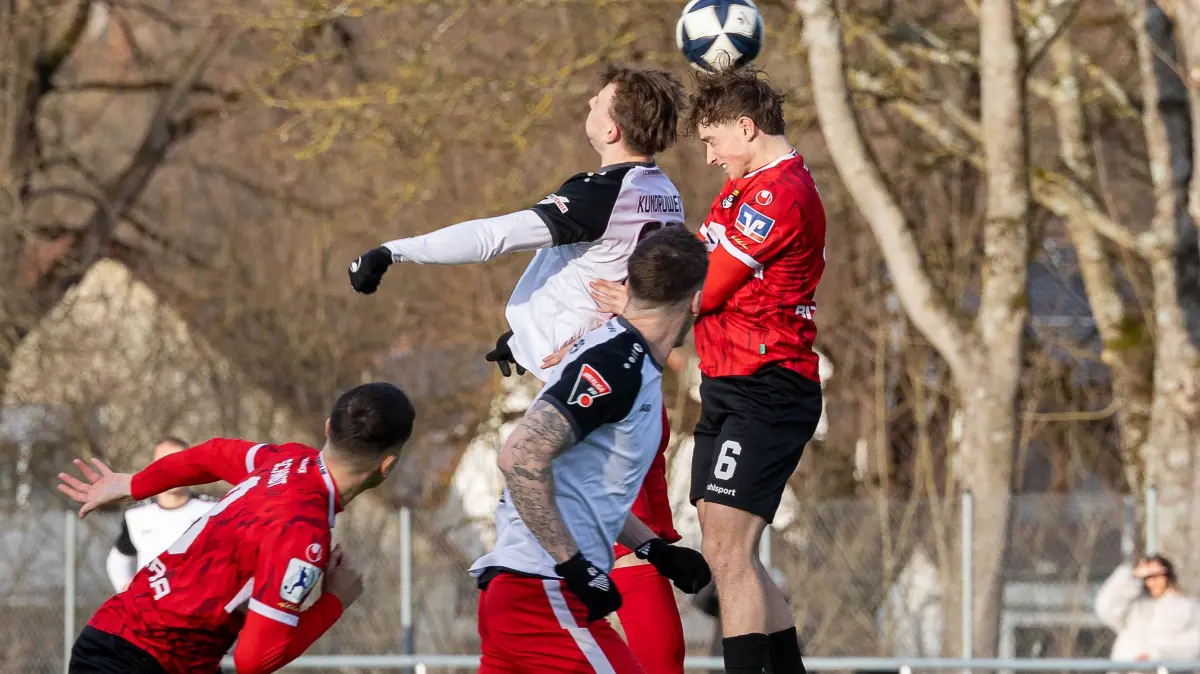 Der Balinger Tim Hannak (rechts) im Kopfballduell mit Levin Kundruweit (Normannia Gmünd).