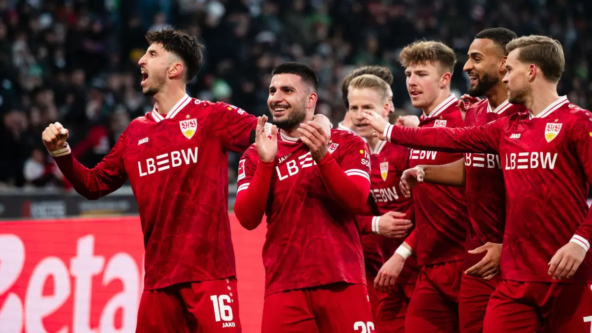 Borussia Mönchengladbach - VfB Stuttgart: 25.01.2026, Nordrhein-Westfalen, Mönchengladbach: Fußball, Männer, Bundesliga, 19. Spieltag, Borussia Mönchengladbach - VfB Stuttgart, Stadion im Borussia-Park: Stuttgarts Atakan Karazor (l-r) und Torschütze Deniz Undav jubeln mit ihren Mitspielen nach dem Treffer zum 3:0. Foto: Marius Becker/dpa - WICHTIGER HINWEIS: Gemäß den Vorgaben der DFL Deutsche Fußball Liga bzw. des DFB Deutscher Fußball-Bund ist es untersagt, in dem Stadion und/oder vom Spiel angefertigte Fotoaufnahmen in Form von Sequenzbildern und/oder videoähnlichen Fotostrecken zu verwerten bzw. verwerten zu lassen. +++ dpa-Bildfunk +++
