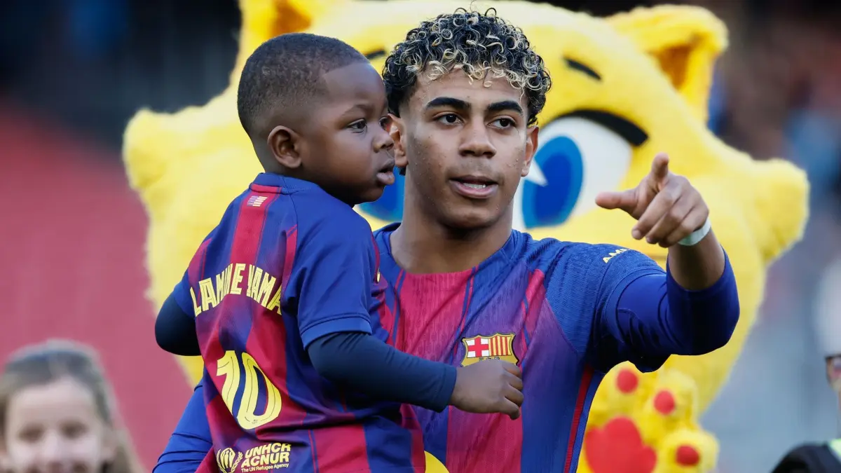 FC Barcelona - Real Oviedo: 25.01.2026, Spanien, Barcelona: Fußball: Primera División, Spanien, FC Barcelona - Real Oviedo, Barcelonas Lamine Yamal mit seinem jüngeren Bruder Keyne vor dem Spiel. Foto: Joan Monfort/AP/dpa +++ dpa-Bildfunk +++
