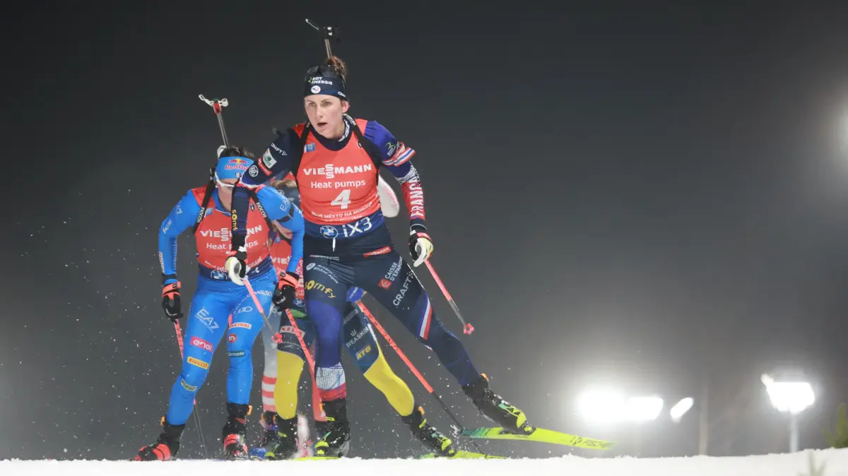 France's Justine Braisaz-Bouchez (R) competes in the women's 12.5 km mass start competition of the IBU Biathlon World Cup in Nove Mesto, Czech Republic, on January 25, 2026. (Photo by Radek MICA / AFP)