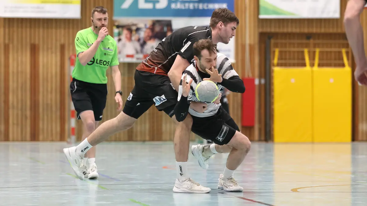 Zweikampf, Duell, Kampf, tackle, duel, duel, fight, tackle Patrick Lebherz (HSG Albstadt, #27) und Hannes Weindl (SG Heddesheim, #07)
HSG Albstadt - SG Heddesheim, Handball, Männer-Regionalliga Spieltag 18, Saison 2025/2026,
Foto: Eibner-Pressefoto/Thiemann Kirsten