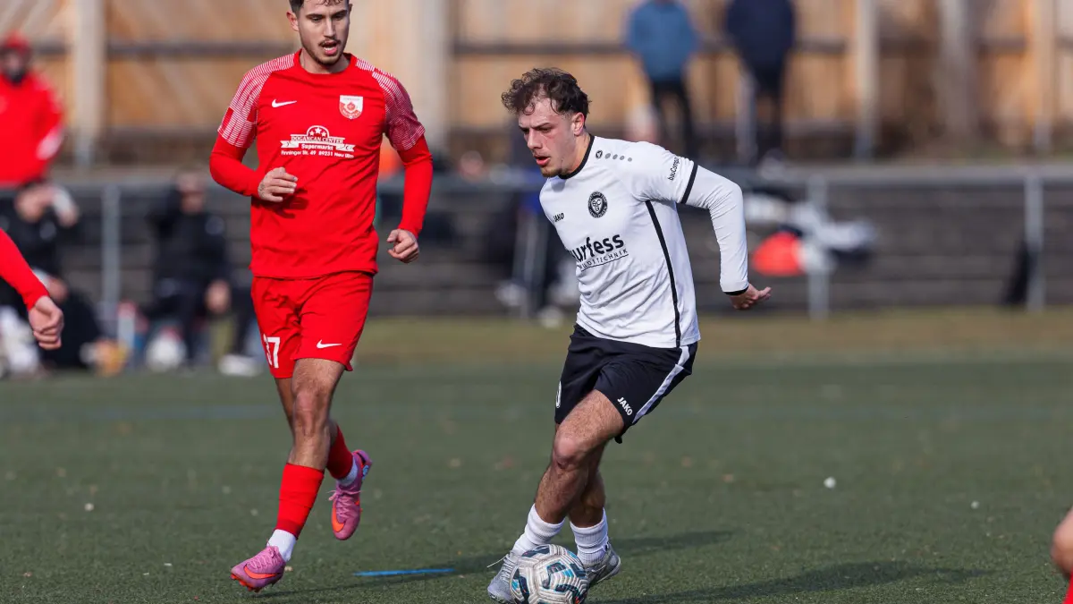 Fussball Landesliga: Fussball Landesliga; SC Geislingen - Türk Spor Neu-Ulm;
Luca de Lucia (SC Geislingen, #10);
24.01.2026; Stadion Eybacher Tal; Geislingen.
Foto: Thomas Madel