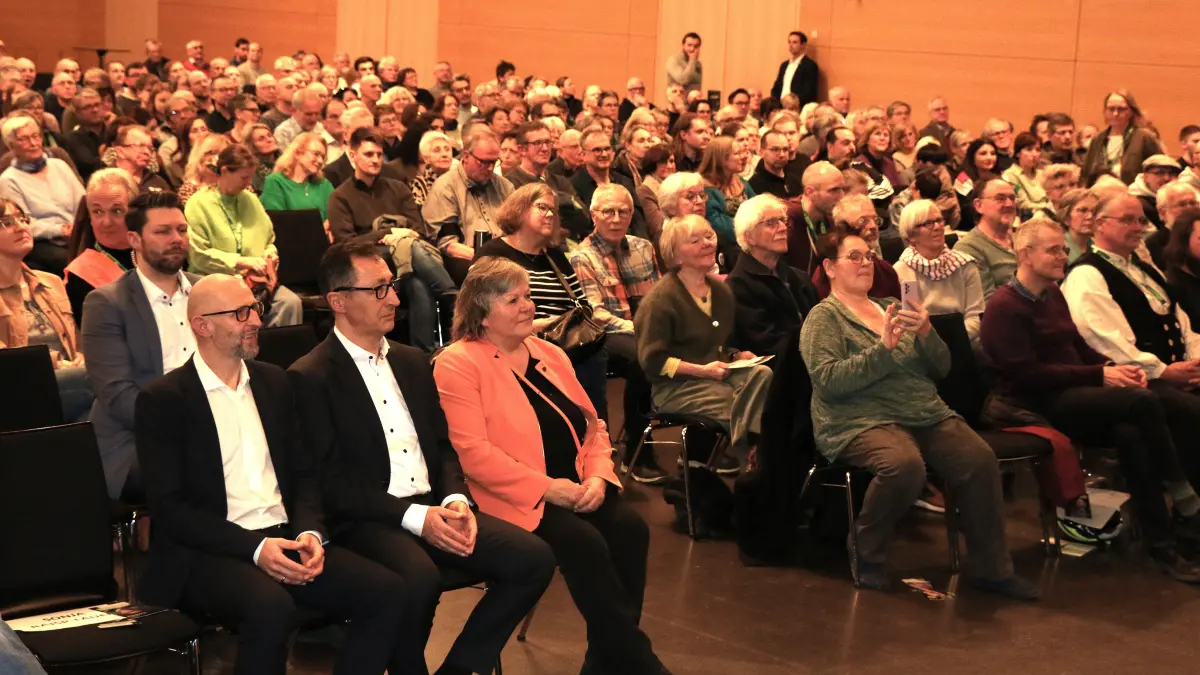 Für den Grünen-Kandidaten im Kreis Rottweil zur Landtagswahl am 8. März, Arthur Eichin (vorne, von links) leistete Cem Özdemir am Samstagabend in der gut gefüllten Rottweiler Stadthalle Wahlkampfhilfe. Landtagsabgeordnete Martina Braun aus dem Nachbarwahlkreis Villingen-Schwenningen verfolgte den Abend.