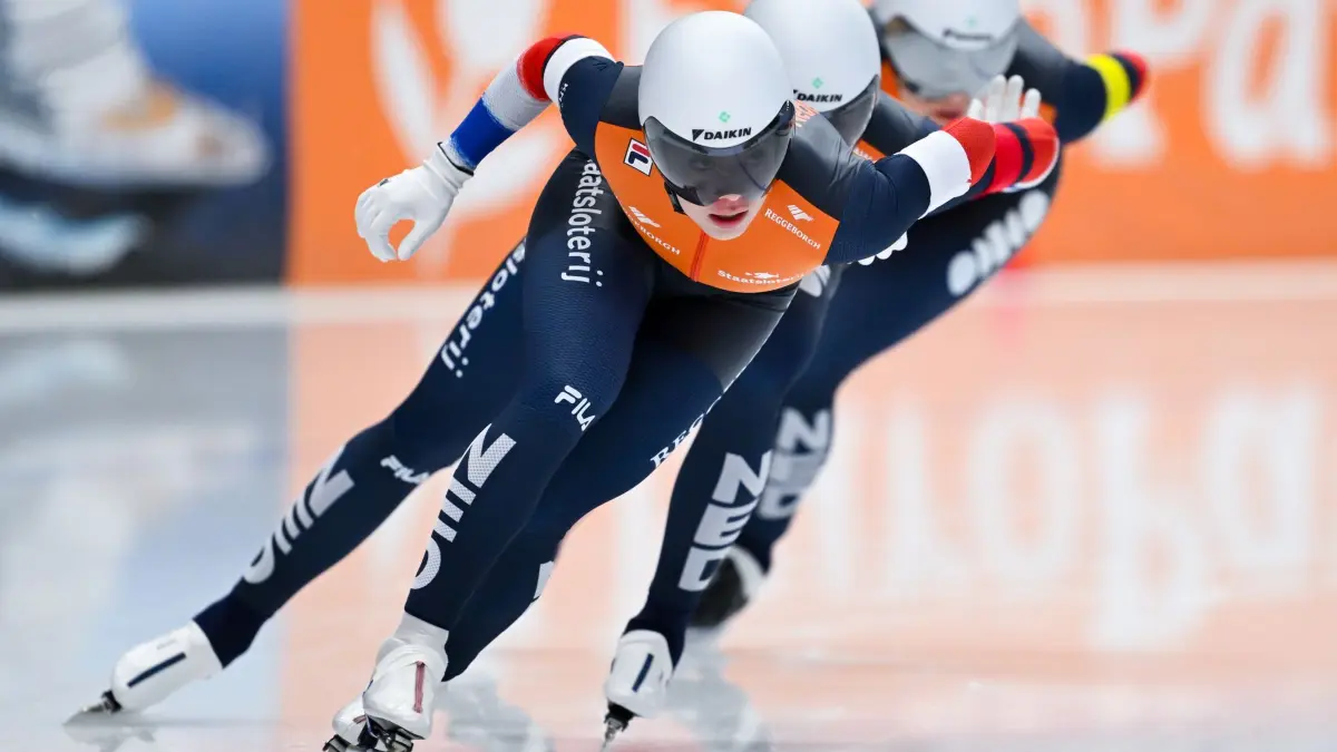 Eisschnelllauf Weltcup: 25.01.2026, Bayern, Inzell: Eisschnelllauf: Weltcup, Teamsprint, Frauen in der Max Aicher Arena. Marrit Fledderus (l-r, Niederlande), Naomi Verkerk (Niederlande) und Isabel Grevelt (Niederlande) in Aktion. Das Team belegte den ersten Platz. Foto: Sven Hoppe/dpa +++ dpa-Bildfunk +++