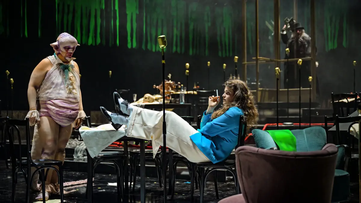 Endspiel mit abgenagtem Spanferkel: Lord Byron (Daniel Schliewa) und Nikoline (Maren Schwier).