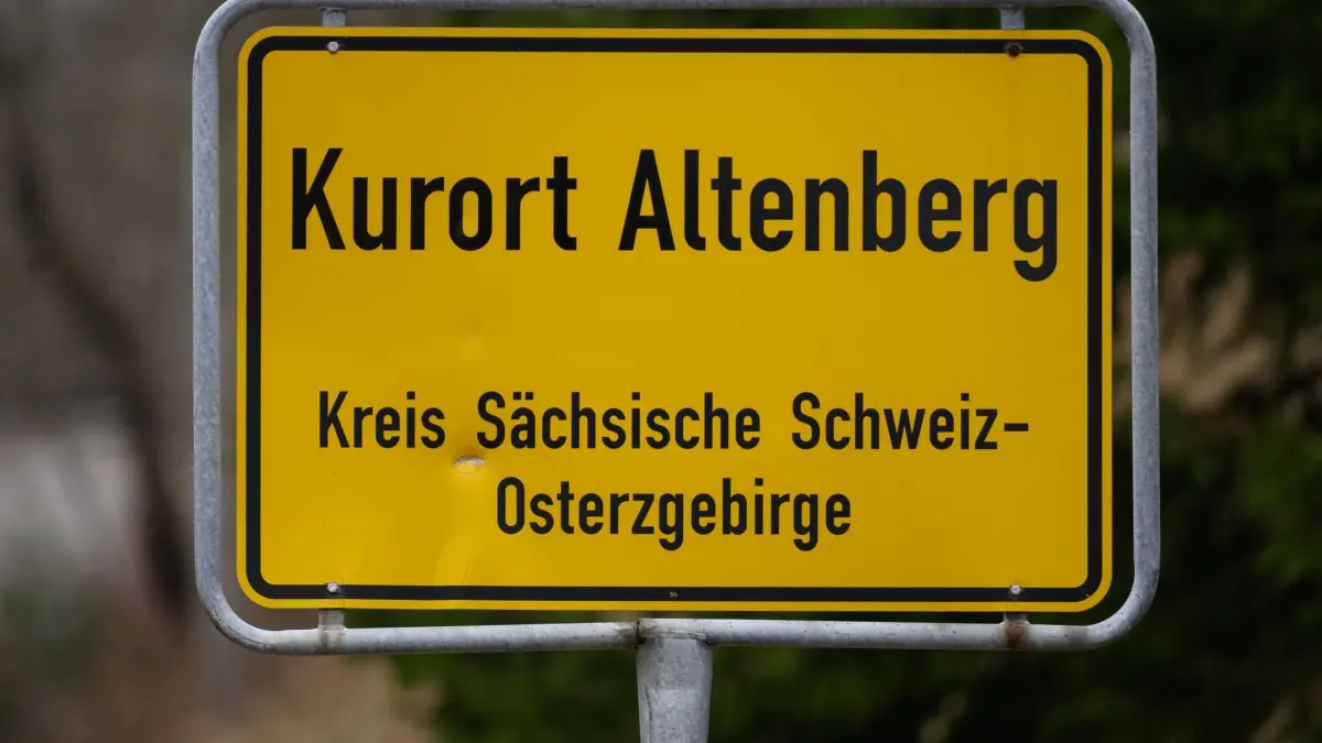 Ortsschild Altenberg: PRODUKTION - 02.02.2024, Sachsen, Altenberg: Ein Ortsschild in „Kurort Altenberg“ steht am Ortseingang der Stadt im Landkreis Sächsische Schweiz-Osterzgebirge. (zu dpa: «AfD-Mann Barth gewinnt Bürgermeisterwahl in Altenberg») Foto: Robert Michael/dpa +++ dpa-Bildfunk +++