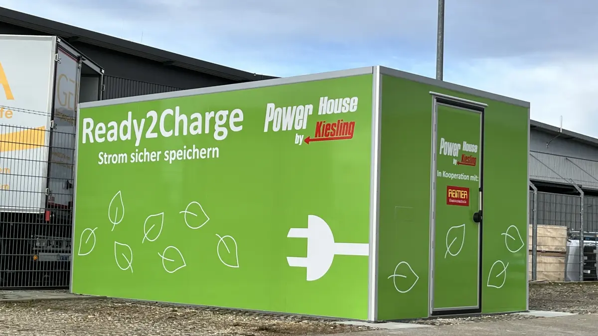 Das neueste Produkt aus der Kiesling-Produktion ist das Power House, ein isolierter und klimatisierter Aufbau in dem Batteriespeicher mit einer Kapazität von bis zu 1 MWh Platz finden.