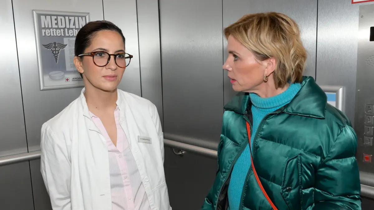 Laura (Chryssanthi Kavazi, l.) will ihre Erzfeindin Zoe ins Gefängnis bringen. Yvonne (Gisa Zach, r.) hat Angst um ihre Tochter.