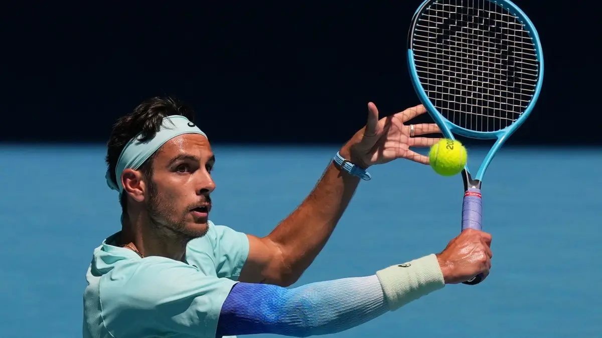 Tennis - Australian Open: 26.01.2026, Australien, Melbourne: Tennis: Grand Slam - Australian Open, Einzel, Männer, Achtelfinale. Lorenzo Musetti aus Italien spielt einen Rückhand-Return. Foto: Mark Baker/AP/dpa +++ dpa-Bildfunk +++