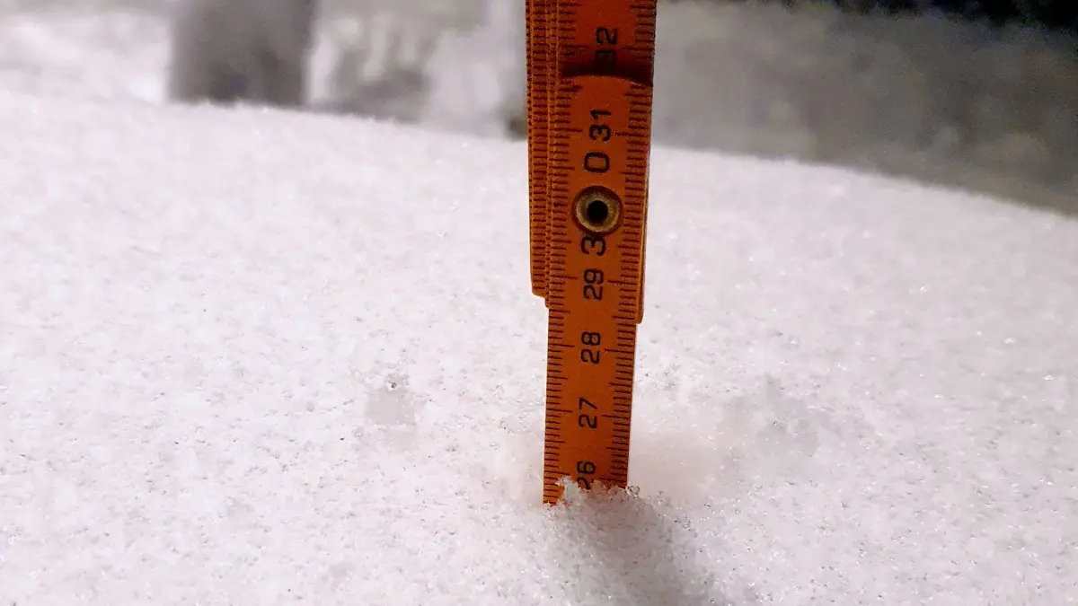 Wintereinbruch in EIslingen, Rekordmenge an Schnee bei Wetterdiensttechniker Hans Juchert