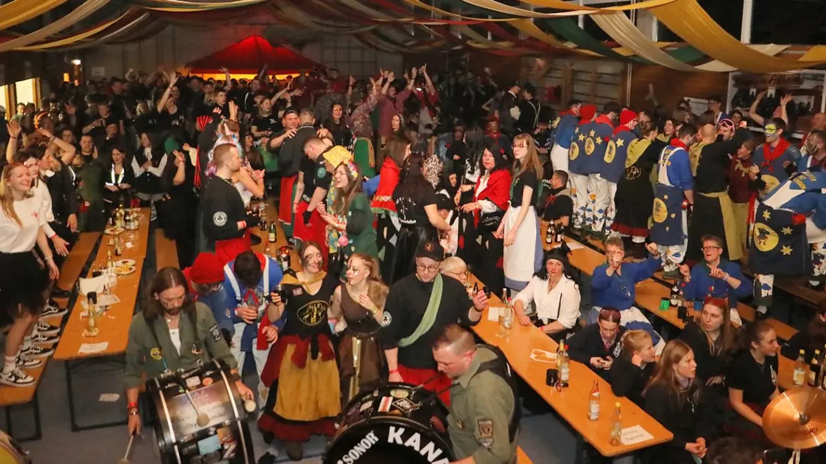 Ausgelassen feierten Närrinnen und Narren beim Brauchtumsabend in der Altheimer Halle.