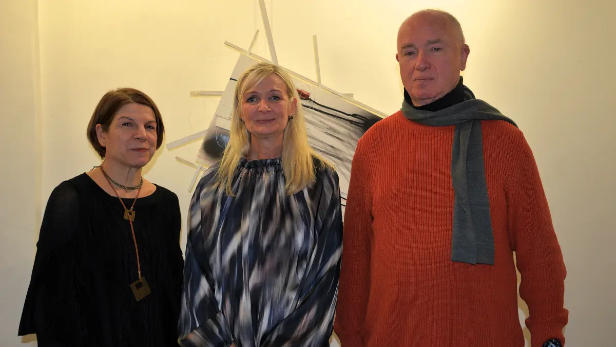 Kuratorin Tanja Solombrino (Mitte) mit den Gewinnern der 15. Ortszeit: Elke Warth und Ulrich Seibt.