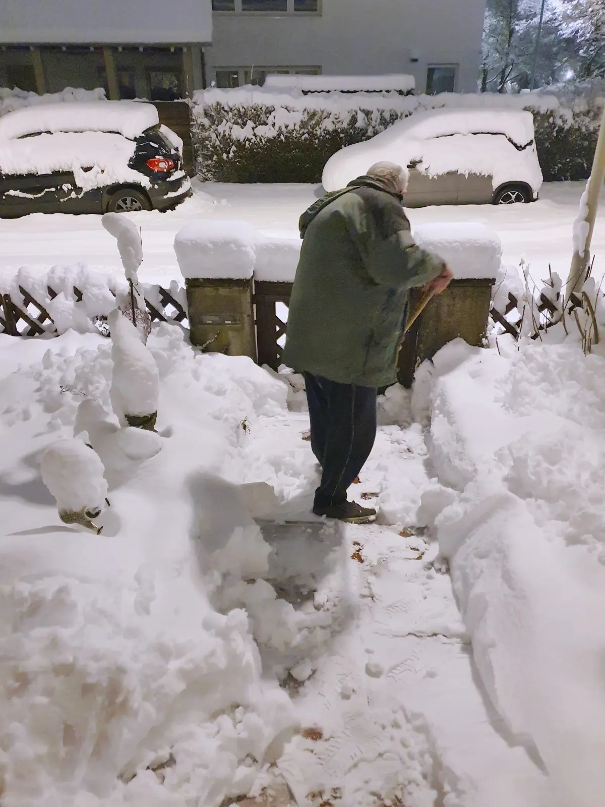 Wintereinbruch in EIslingen, Rekordmenge an Schnee bei Wetterdiensttechniker Hans Juchert