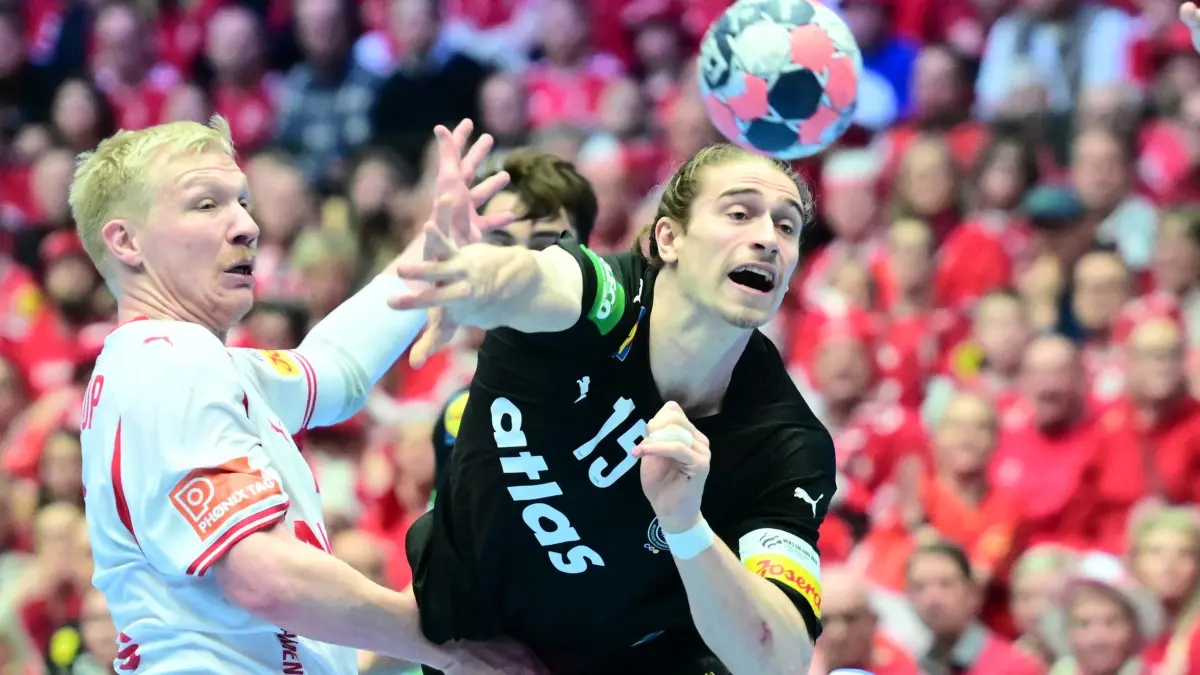 Deutschland - Dänemark: 26.01.2026, Dänemark, Herning: Handball: EM, Deutschland - Dänemark, Hauptrunde, Gruppe 1, 3. Spieltag, Jyske Bank Boxen. Juri Knorr (r, Deutschland) wirft vorbei an Magnus Saugstrup Jensen (Dänemark) aufs Tor. Foto: Sina Schuldt/dpa +++ dpa-Bildfunk +++